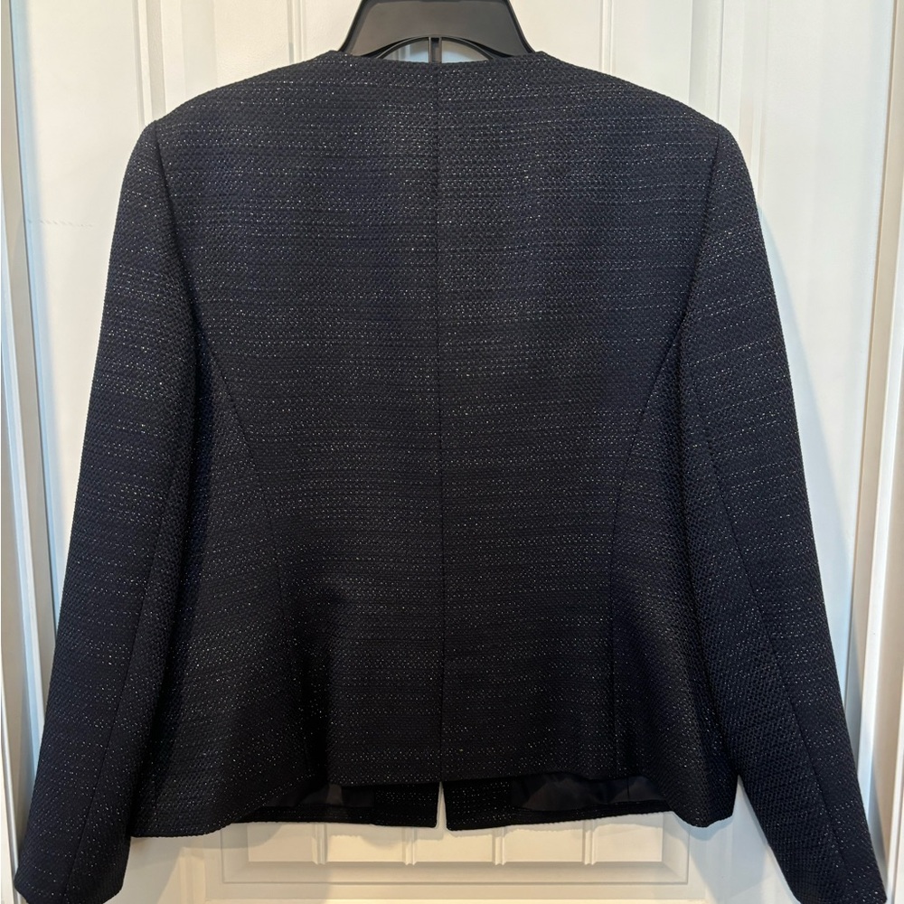 Beautiful navy two piece suit by Le Suit. Perfect condition, worn once. - Picture 3 of 9
